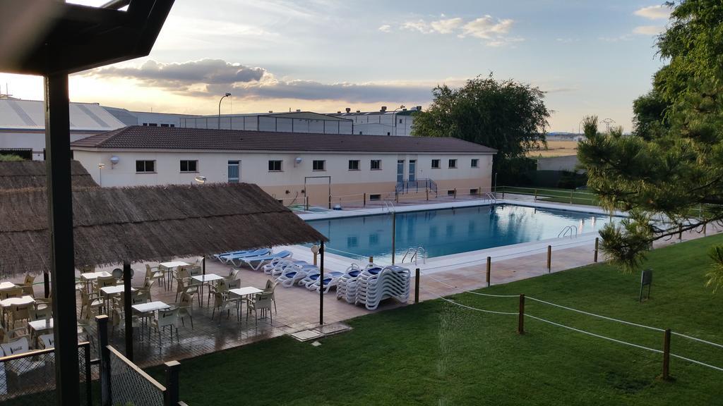 Hospedium Hotel Castilla Torrijos Bagian luar foto